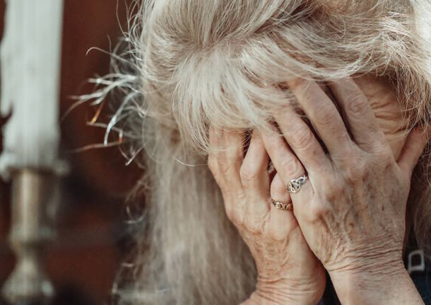 anziana triste violenza donne