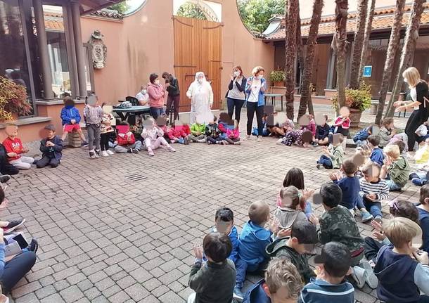 Le maestre della scuola dell'infanzia di San Michele leggono ai bimbi e ai  nonni della casa di riposo 