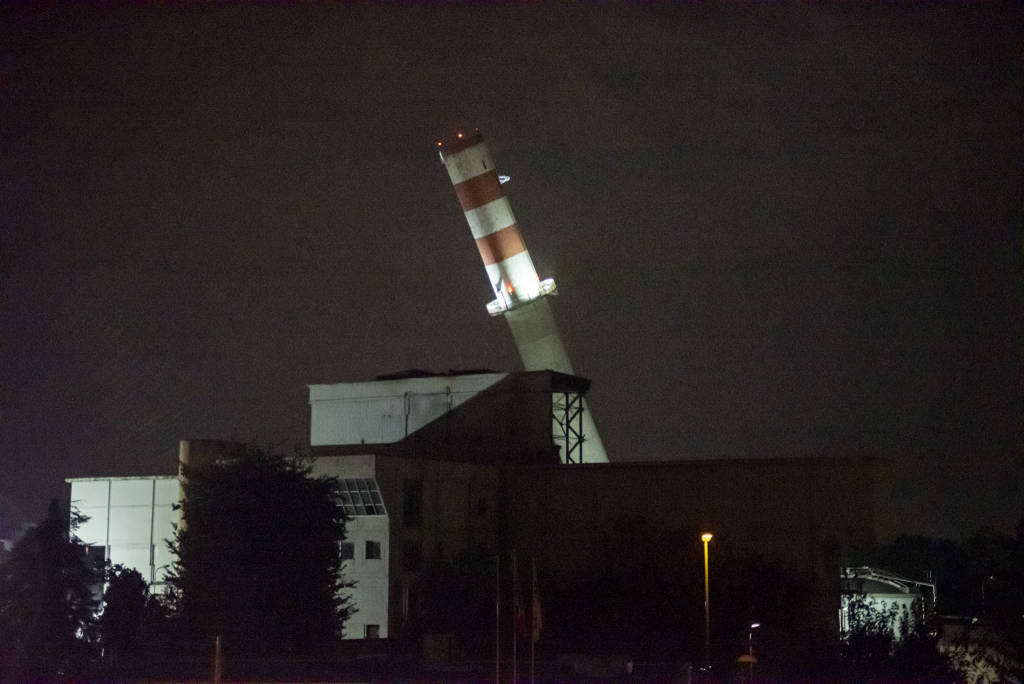 Demolito il vecchio camino dell\'inceneritore di Sesto San Giovanni