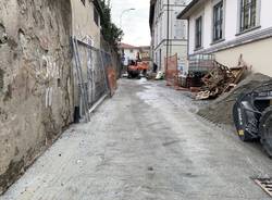 La nuova pavimentazione di via del Ponte procede