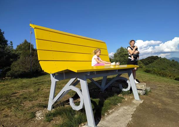Una panchina gigante sul Lago Maggiore