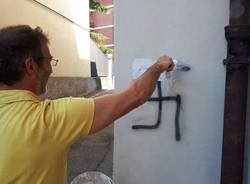 Progetto Concittadino ripulisce le scritte fasciste a Bobbiate