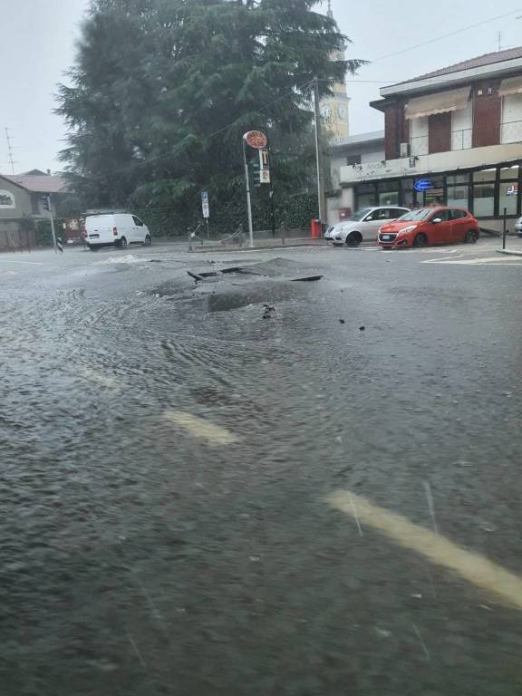 Strada allagata a Cavaria con Premezzo