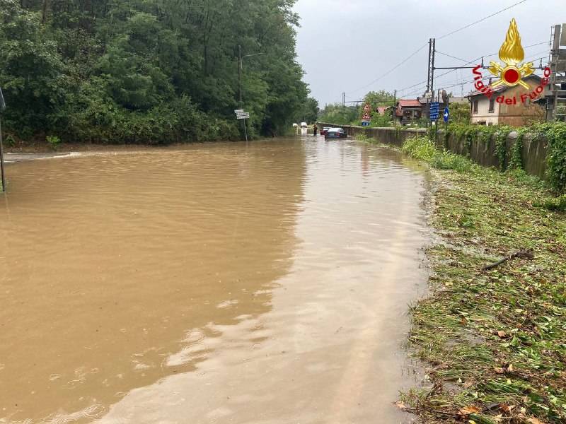 Strade allagate e disagi, il maltempo investe il Varesotto