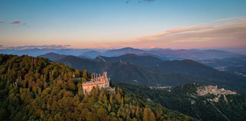 Ultimi attimi di luce sul Grand Hotel Campo dei Fiori di Varese VareseNews