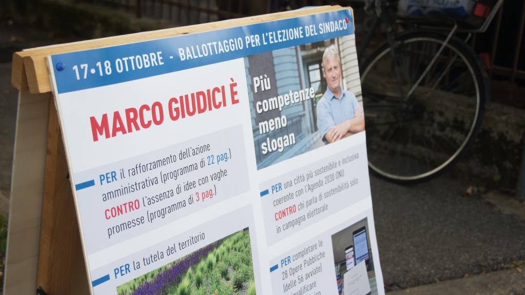 A Caronno Pertusella campagna elettorale al mercato in attesa del ballottaggio