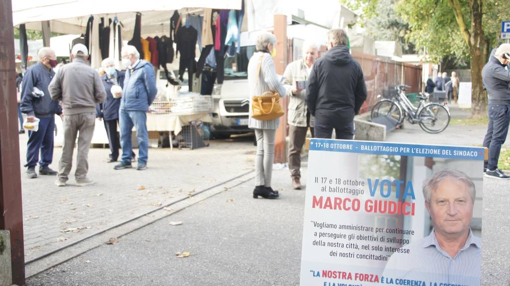 A Caronno Pertusella campagna elettorale al mercato in attesa del ballottaggio