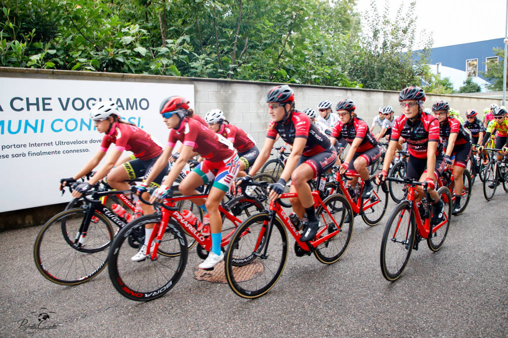 La partenza della 1a Tre Valli Varesine Women