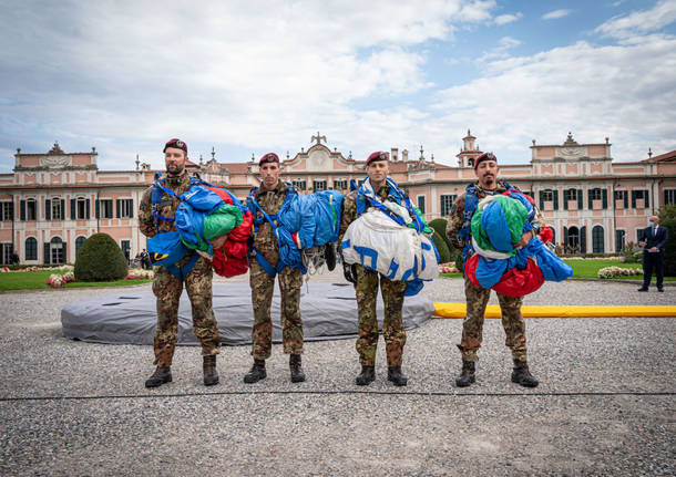 Paracadutisti in volo sui giardini Estensi per il ventennale della base Nato di Solbiate Olona