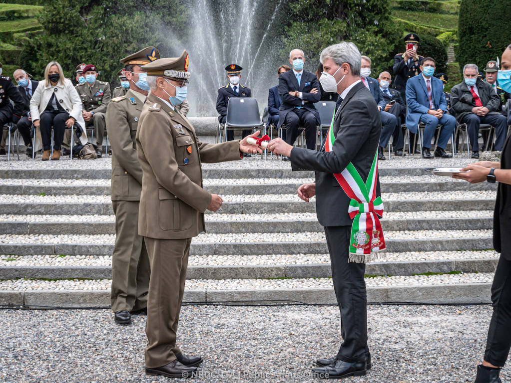 Paracadutisti in volo sui giardini Estensi per il ventennale della base Nato di Solbiate Olona