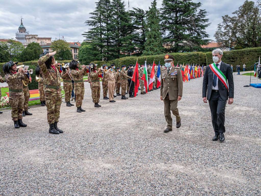 Paracadutisti in volo sui giardini Estensi per il ventennale della base Nato di Solbiate Olona