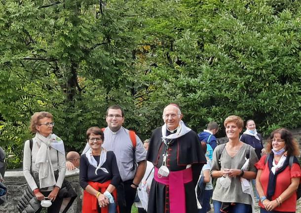 Preadolescenti al Sacro Monte con Monsignor Agnesi