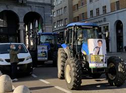 Trattori in piazza Monte Grappa per sostenere Matteo Bianchi