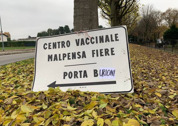 I no vax imbrattano i cartelli dell’hub vaccinale di Malpensafiere