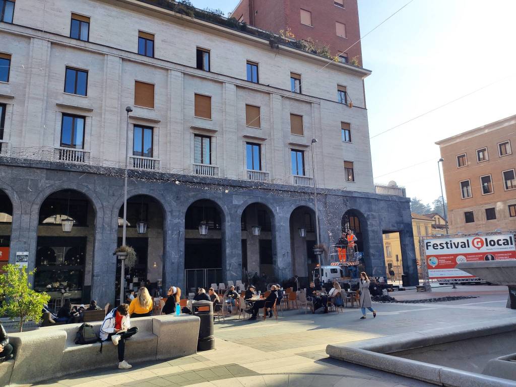 In piazza Monte Grappa a Varese si montano la luci di Natale