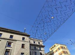 In piazza Monte Grappa a Varese si montano la luci di Natale