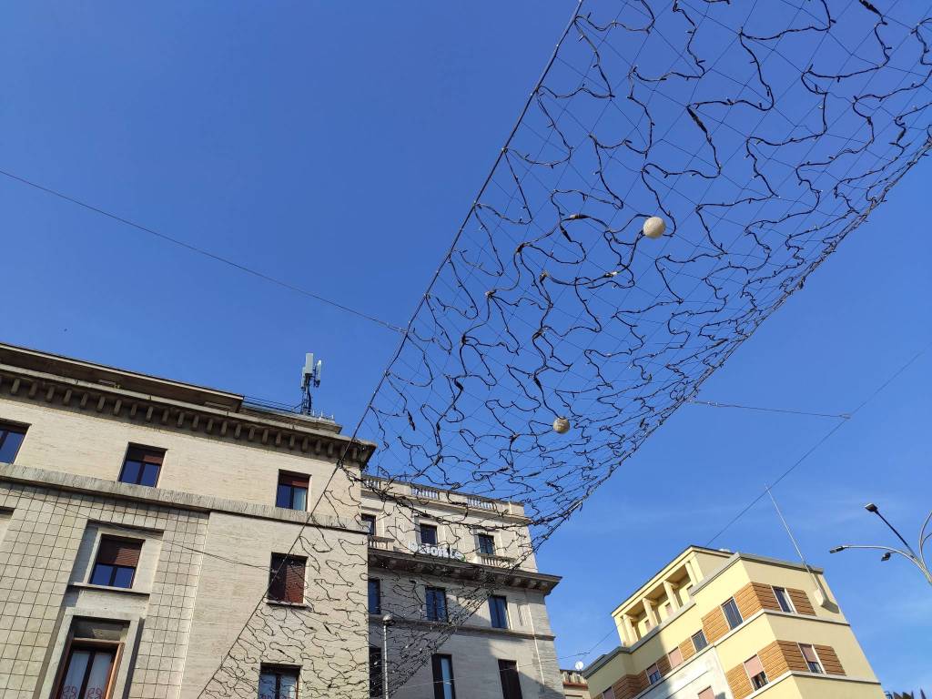 In piazza Monte Grappa a Varese si montano la luci di Natale