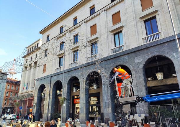 In piazza Monte Grappa a Varese si montano la luci di Natale