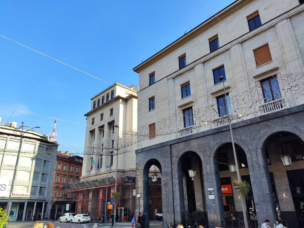 In piazza Monte Grappa a Varese si montano la luci di Natale