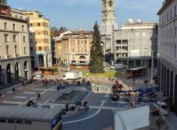 In piazza Monte Grappa a Varese si montano la luci di Natale