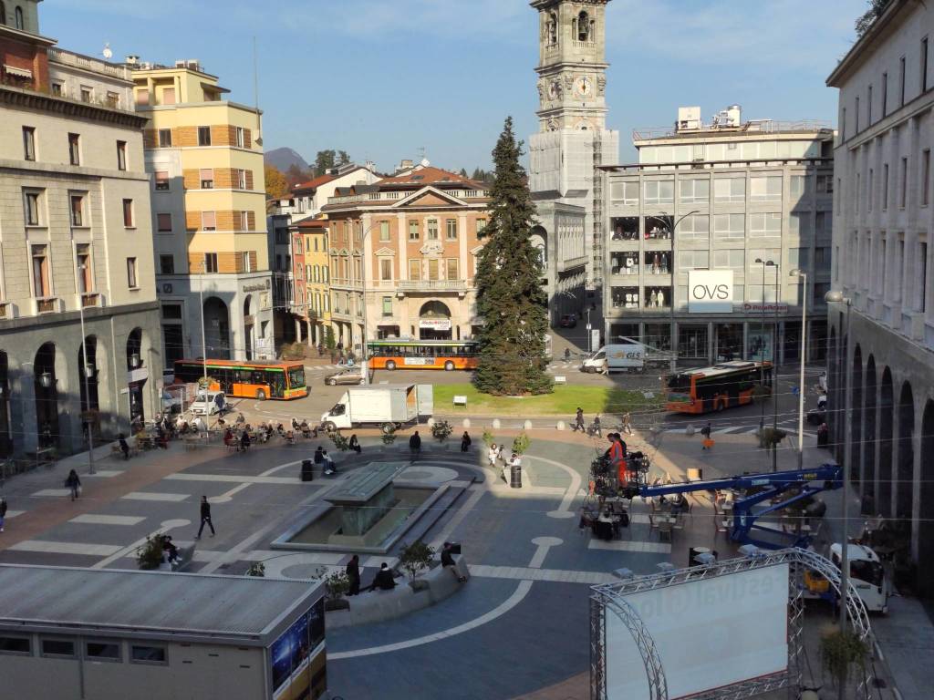 In piazza Monte Grappa a Varese si montano la luci di Natale