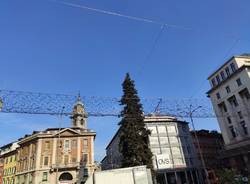 In piazza Monte Grappa a Varese si montano la luci di Natale