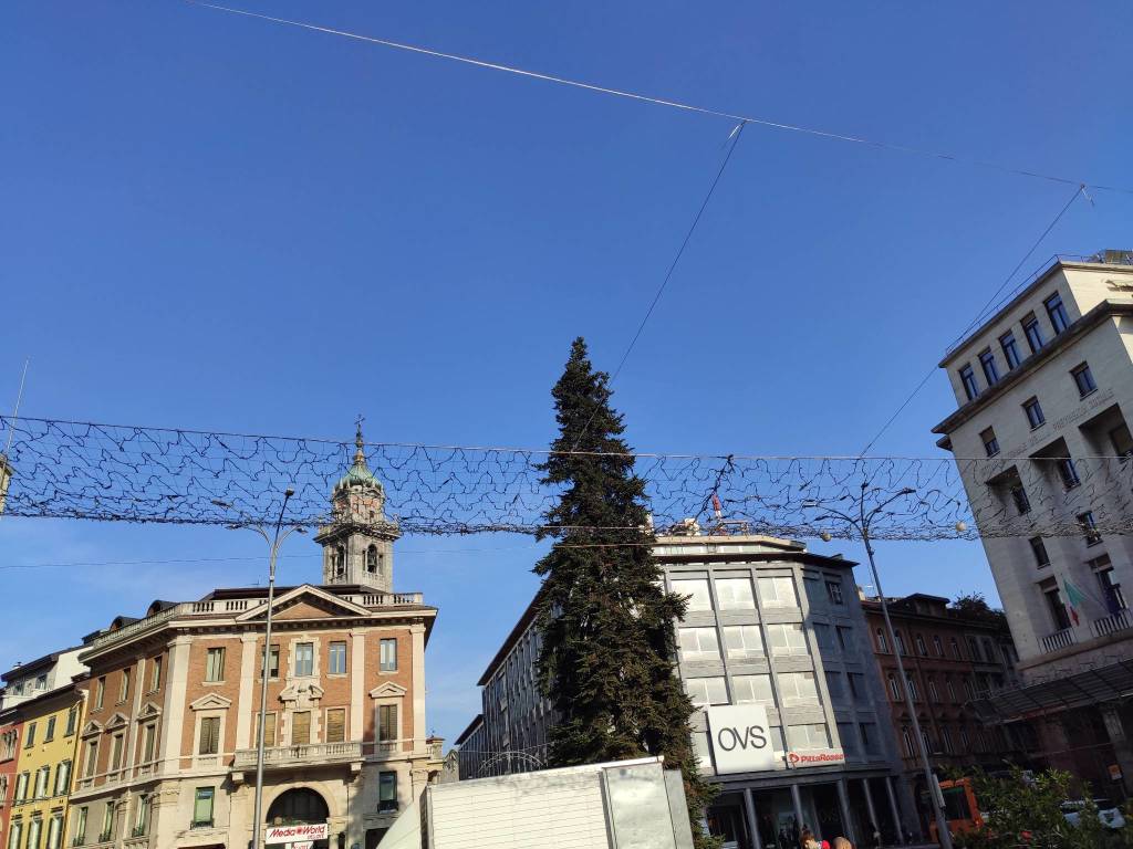 In piazza Monte Grappa a Varese si montano la luci di Natale