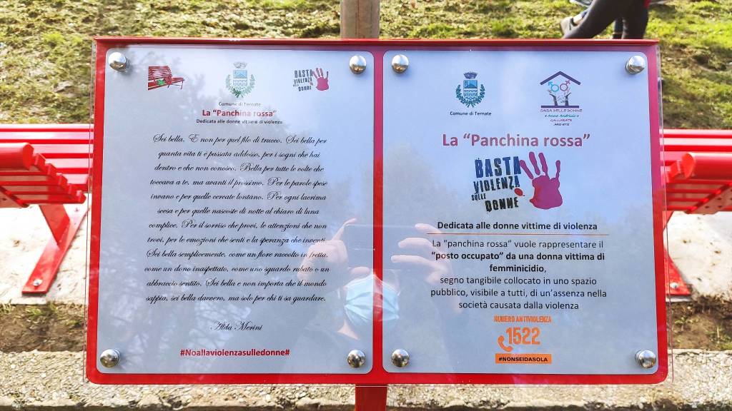 Inaugurate due panchine rosse al Parco Berrini di Ternate