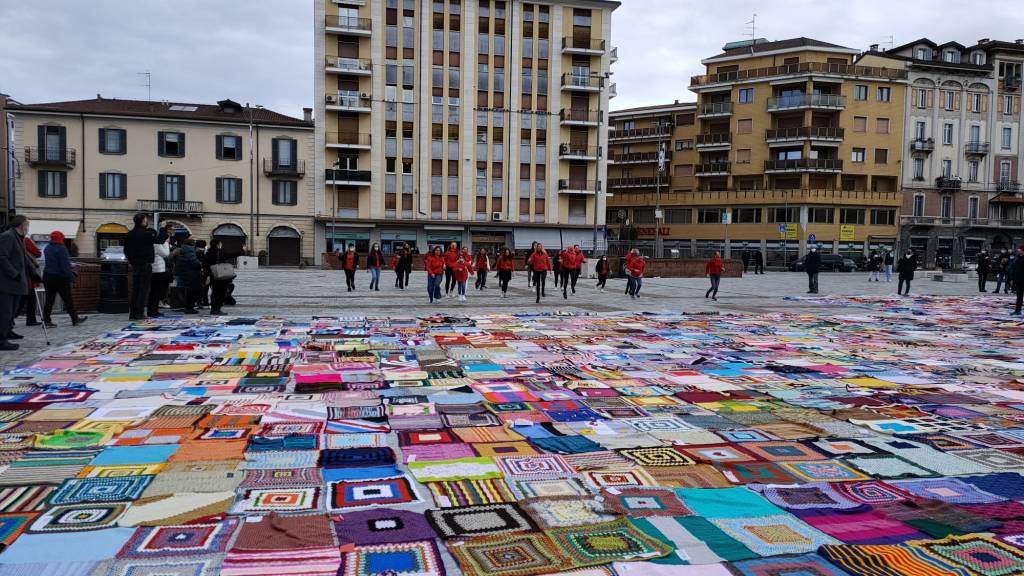 La coperta di viva Vittoria Varese copre piazza Repubblica