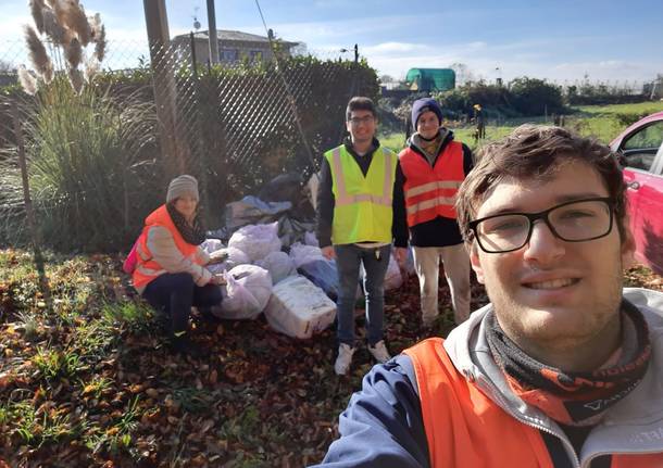 Ripuliti dai rifiuti i boschi tra Varese e Arcisate