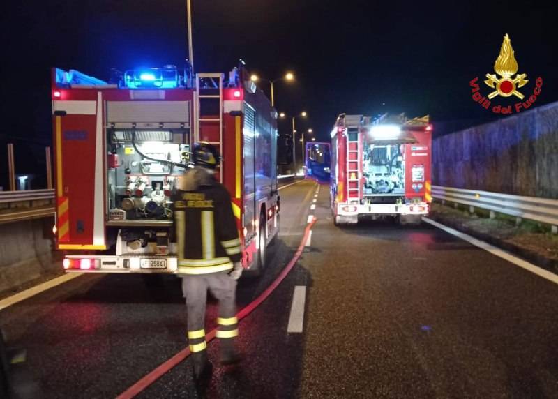 Camion in fiamme sulla 336 a Cardano al Campo: strada chiusa per circa un'ora