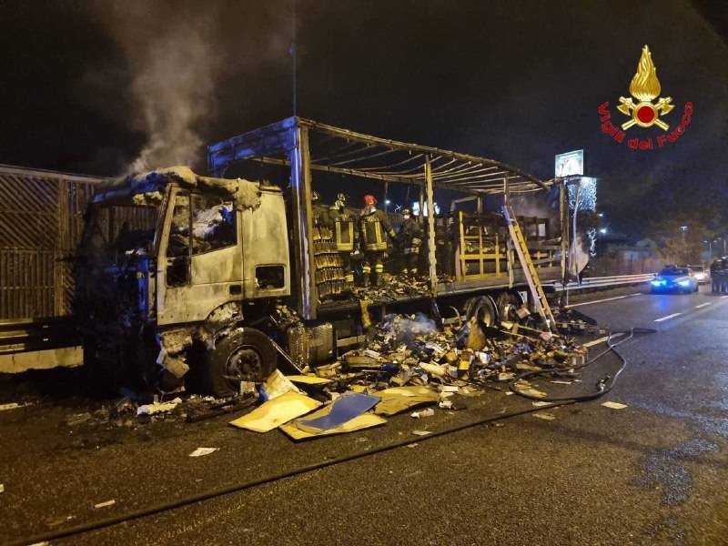 Camion in fiamme sulla 336 a Cardano al Campo: strada chiusa per circa un'ora