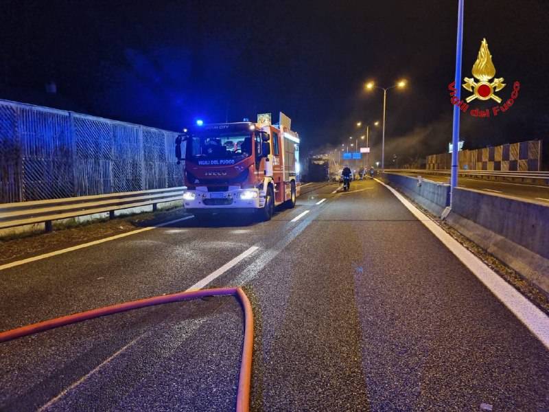 Camion in fiamme sulla 336 a Cardano al Campo: strada chiusa per circa un'ora