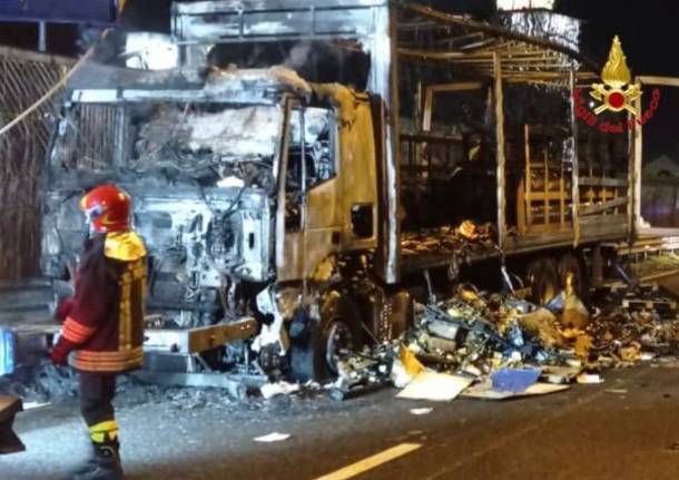 Camion in fiamme sulla 336 a Cardano al Campo: strada chiusa per circa un’ora