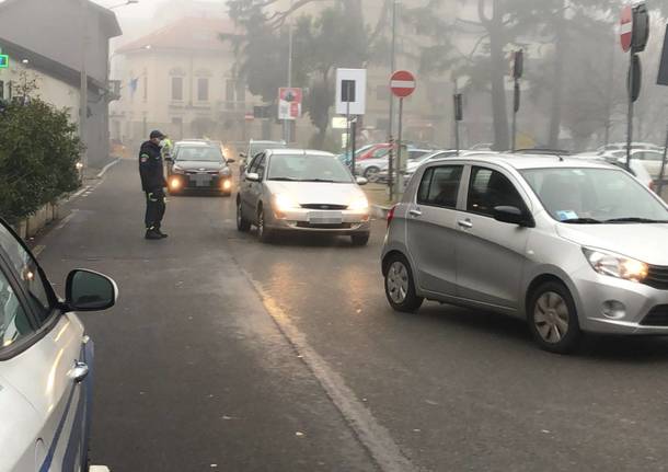Continua la corsa ai tamponi a Legnano, traffico in tilt sul Sempione