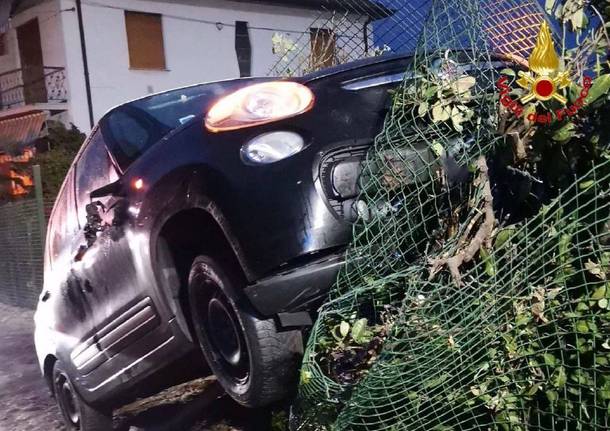 Finisce Fuori Strada E Si Schianta Contro Una Recinzione A Brebbia