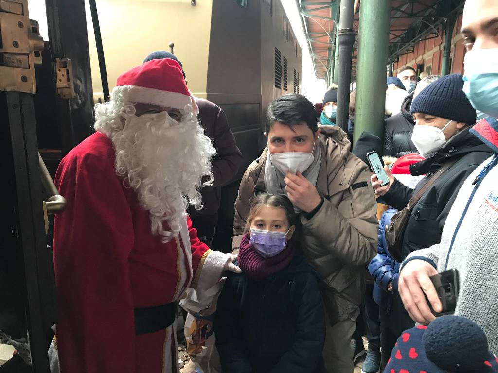 La Strenna Natalizia fa tappa al binario 1 della stazione di Saronno 