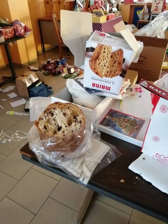 Vandali e ladri rubano pacchi di Natale in parrocchia a Borsano