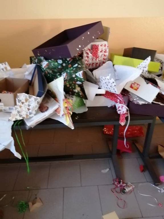 Vandali e ladri rubano pacchi di Natale in parrocchia a Borsano