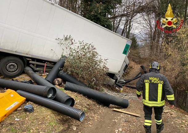 Camion fuori strada a Cadegliano Viconago