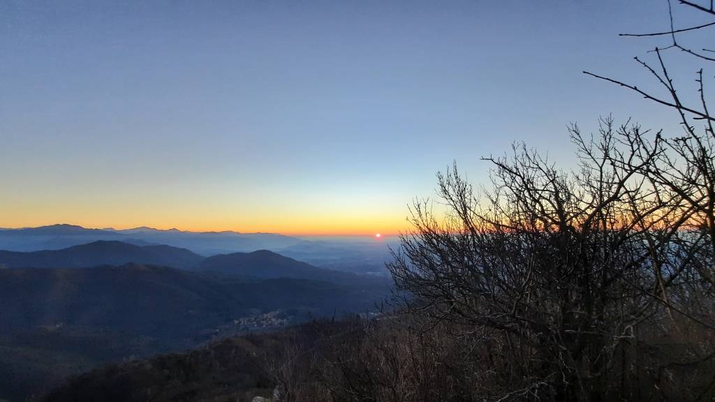 8.01, il sole nel caffè all\'alba del Forte di Orino