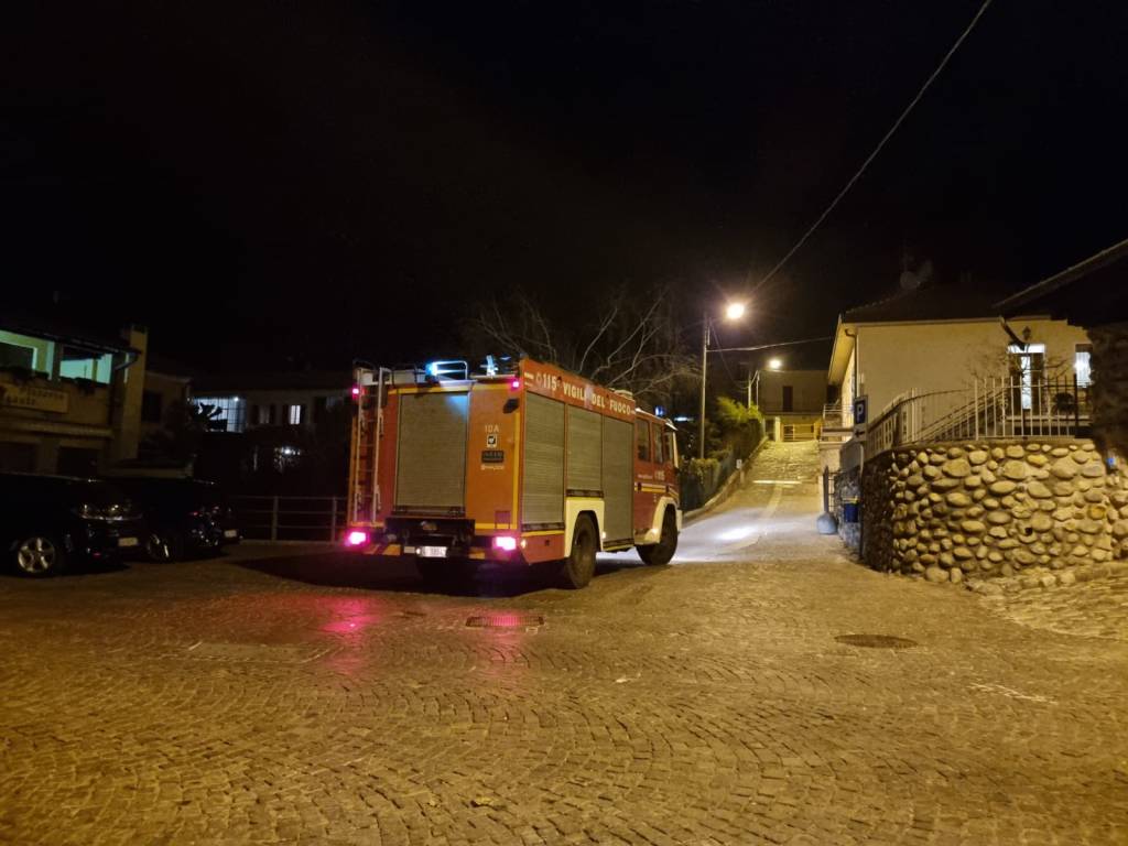 Le operazioni per spegnere l\'incendio a Marchirolo