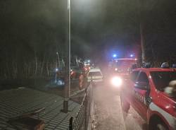 Le operazioni per spegnere l\'incendio a Marchirolo