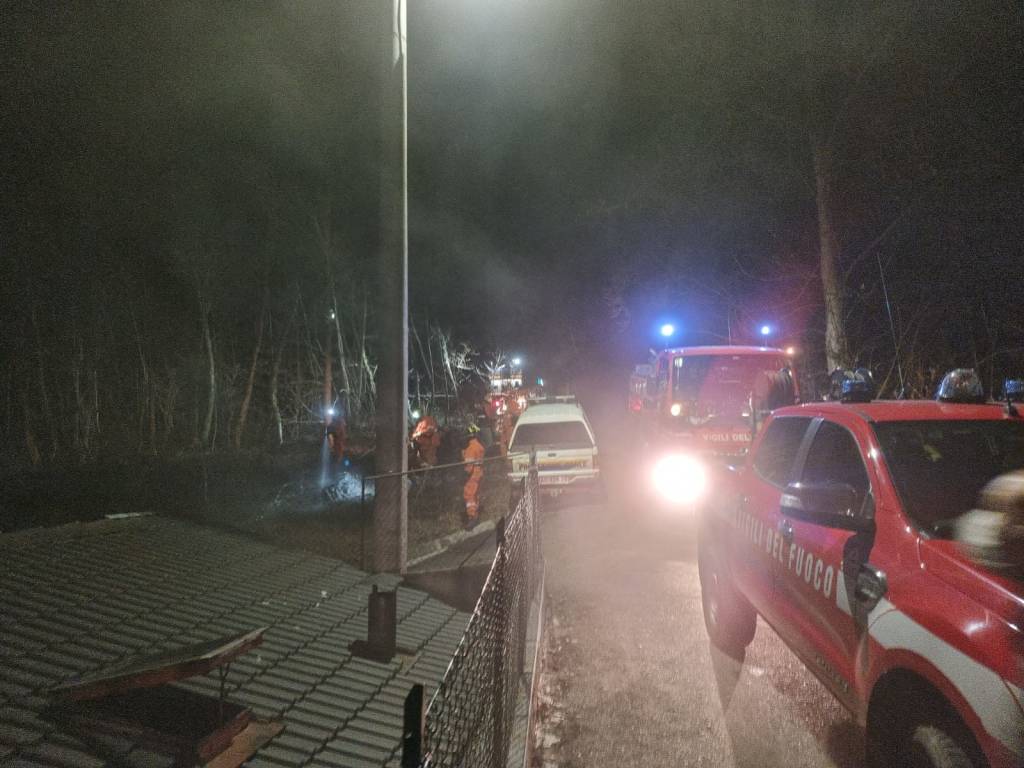 Le operazioni per spegnere l\'incendio a Marchirolo