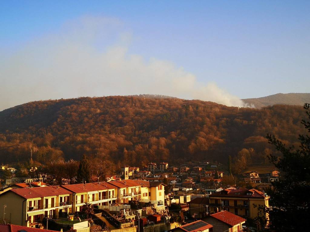 Incendio nei boschi tra Ghirla e Marzio