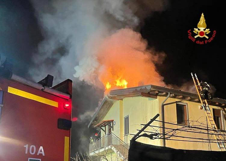 Incendio tetto a Ispra in via Baragiola