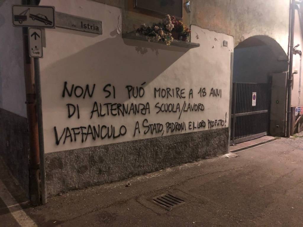 "Non si deve morire di scuola-lavoro". Saronno tappezzata di messaggi anarchici