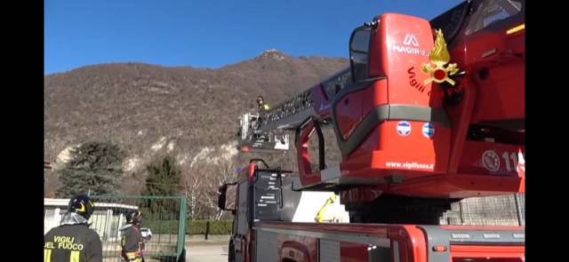 Scuola scoperchiata a Laveno Mombello, l\'intervento dei vigili del fuoco