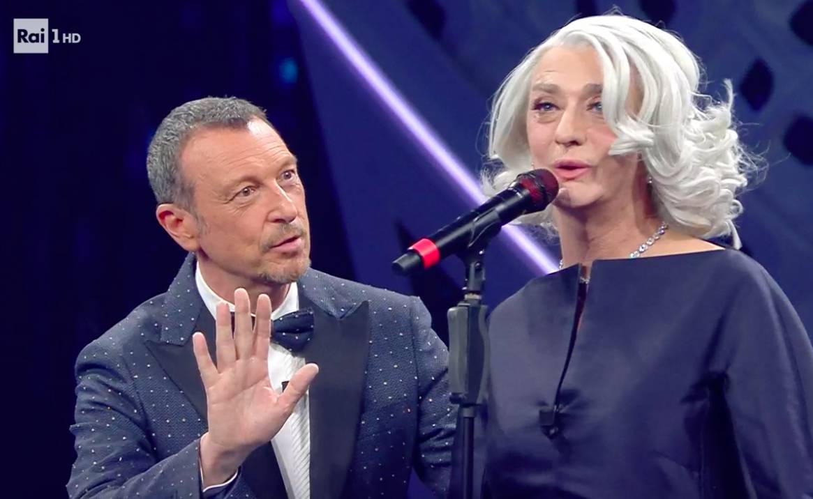 Drusilla Foer irrompe sul palco di Sanremo 2022