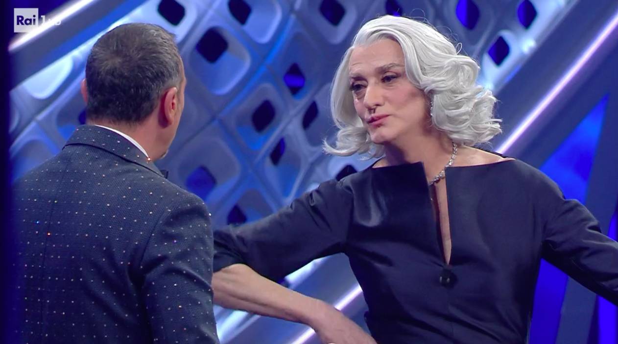 Drusilla Foer irrompe sul palco di Sanremo 2022